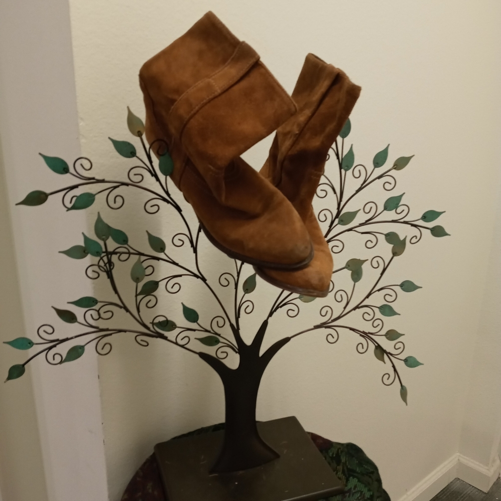 Shoes - Picture 2 of 7